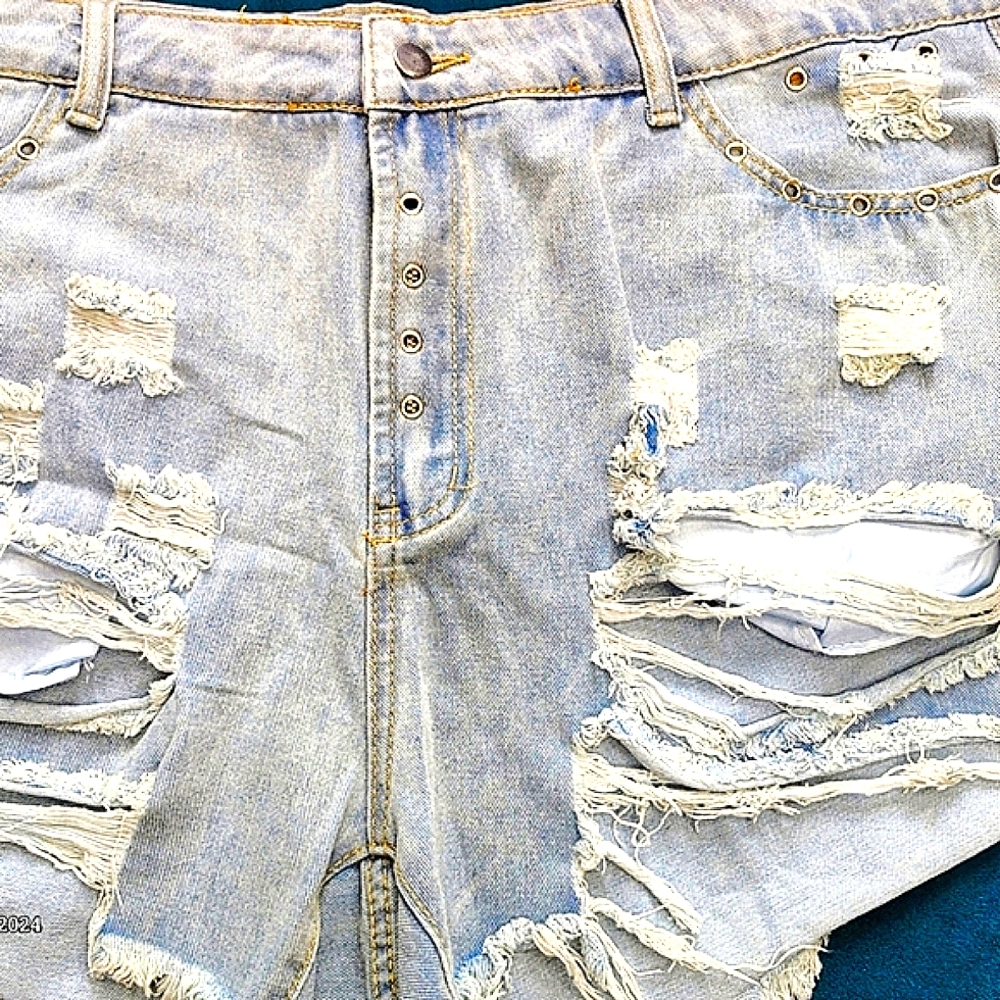 SHEIN Curve NEW Light Blue Distressed Jean Shorts,Eyelet, Front/Back Pocket, 3XL